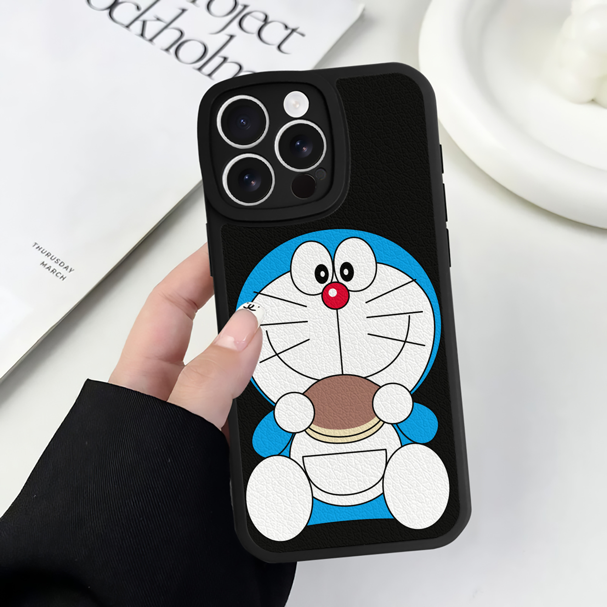 （画像用） ドラえもん Doraemon 【iPhone 16シリーズ対応】シリコンスマホケース（レザー調） 材質：シリコン